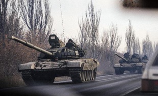 Une colonne de chars, près de la ville de Chakhtarsk, se dirige vers Donetsk, dans l'est de l'Ukraine, le 10 novembre 2014