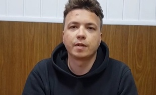 Le père du journaliste d'opposition bélarusse arrêté Roman Protassevitch a déclaré mardi qu'il était clair que son fils avait été soumis à des violences physiques, suite à la vidéo diffusée par le régime de Minsk.