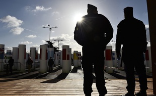 Des policiers devant la COP21