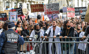 Des milliers de sages-femmes, s'estimant oubliées - méprisées, ont manifesté jeudi à Paris pour réclamer des effectifs supplémentaires, davantage de reconnaissance et une 6e année d'étude.