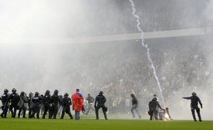 La police suisse comptabilisait à la fin octobre 1198 supporters de football ou de hockey sur glace ayant eu un comportement violent, a annoncé mercredi l'Office fédéral de la police, alors que la violence dans les stades devient un sujet préoccupation dans la Confédération.