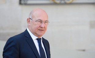 Le ministre du Travail Michel Sapin le 12 mars 2014 à la sortie de l'Elysée à Paris
