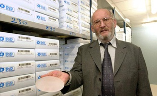 Jean-Claude Mas, président de la société Poly Implants Prothèses (PIP), présente, le 17 janvier 2001 à la Seyne-sur-Mer, une prothèse mammaire à base de gel de silicone fabriquée par sa société.