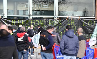 Illustration: Des producteurs d'oeufs bloquent l'accès d'un magasin Carrefour, à Rennes, le 25 février 2021.