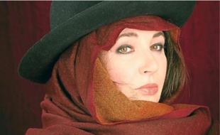 Emilie Simon (à gauche) est l'une des « héritières », qui s'affranchit avec talent et originalité du legs artistique de la diva anglaise Kate Bush (à droite).