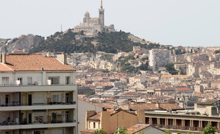 Vue de la ville avec notre dame de la garde.