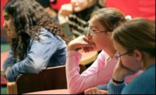 Honnie par les syndicats et les fédérations de parents d'élèves de l'enseignement public, la note de vie scolaire frôle le zéro pointé au collège, où les premiers conseils de classe ont commencé à l'inscrire dans les bulletins scolaires.