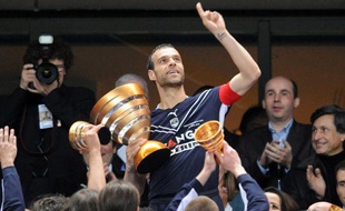 Le Bordelais Franck Jurietti, soulevant la coupe de la Ligue, le 25 avril 2009 au Stade de France.