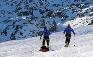 Un exercice de sauvetage en montagne a mobilisé une centaine de CRS, secouristes, pisteurs, médecins, le mercredi 11 décembre 2013 aux Deux-Alpes (Isère).