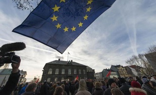 Manifestation le 24 février 2014 devant le Parlement islandais à Reykjavik pour exiger de soumettre à referendum les plans gouvernementaux d'intégration européenne