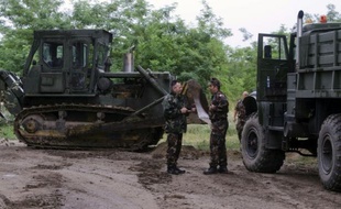 L'armée hongroise érige une clôture de quatre mètres de haut destinée à courir sur les 175 km de la frontière entre la Hongrie et la Serbie pour endiguer le flux de migrants, près de Morahalom, le 13 juillet 2015