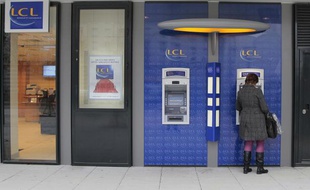 Illustration d'un retrait à un distributeur automatique de la banque LCL.