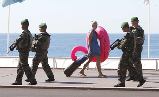 Six jours après l'attentat meurtrier, des soldats patrouillent sur la Promenade des Anglais de Nice (Alpes-Maritimes).