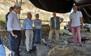 Lors de la présentation du fémur de dinosaure découvert sur le site Angeac-Charente, le 22 juillet 2019.