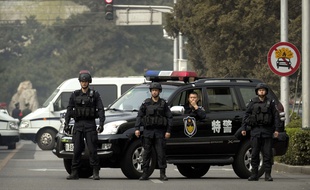 Des forces de police près de la résidence Diaoyutai, à Pékin, le 27 mars 2018.