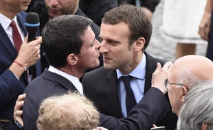 Manuel Valls et Emmanuel Macron, le 14 juillet 2016, en marge du défilé sur les Champs Elysées.