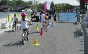 Des enfants essayant les P'tit Velib' mercredi 18 juin sur les Berges de Seine