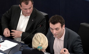 Louis Aliot, Florian Philippot et, de dos, Marine Le Pen, au Parlement européen, en décembre 2015.