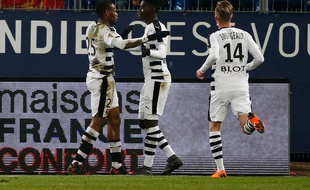 Diafra Sakho (à gauche) et Ismaïla Sarr célèbrent un but au stade d'Ornano le 17 février 2018 lors du match nul (2-2) entre Caen et le Stade Rennais.
