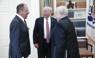 Donald Trump, souriant, aux côtés du ministre des Affaires étrangères Sergei Lavrov (à gauche) et de l'ambassadeur russe aux Etats-Unis, Sergei Kislyak, le 10 mai 2017 à la Maison Blanche à Washington.