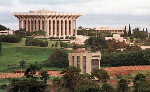 Le palais présidentiel à Yaoundé, le 13 octobre 1997