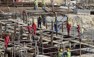 Des ouvriers sur le chantier de l'Al Bayt Stadium, au Qatar.