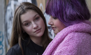 Flavie Delangle (Lola) et Ayumi Roux (Maya) dans la saison 6 de « Skam France ».
