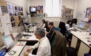 Des journalistes travaillant dans la salle de presse de l'Elysée.