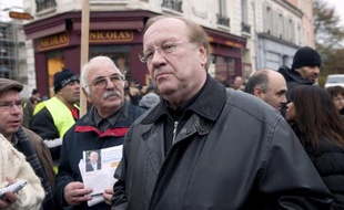 Le maire UMP de Corbeil-Essonnes Jean-Pierre Bechter, bras droit de Serge Dassault, a été mis en examen vendredi avec deux autres personnes par les juges enquêtant sur de possibles achats de votes lors d'élections municipales dans cette ville.