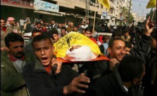 Dix-sept Palestiniens ont été tués en moins de 48 heures dans de violents affrontements qui se poursuivaient samedi entre les mouvements rivaux Hamas et Fatah dans la bande de Gaza, les plus graves depuis la victoire électorale du mouvement islamiste voilà un an.