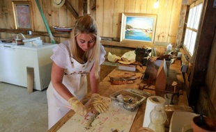 Marielle Philip, à la tête de la start-up Femer, travaille une peau de poisson dans son atelier à La Teste-de-Buch, en Gironde, le 7 juillet 2015