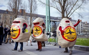Une chaîne humaine est organisée samedi après-midi par les opposants au projet de transfert de l'aéroport de Nantes à Notre-Dame-des-Landes (Loire-atlantique), un projet en suspens du fait des recommandations émises par des rapports remis au gouvernement.