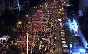 Des dizaines de milliers de personnes ont manifesté dimanche en Grèce, encadrées par de nombreux policiers, pour marquer le 40e anniversaire du soulèvement étudiant contre la dictature des colonels et protester contre la politique d'austérité du gouvernement.