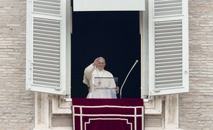 Le Pape François délivre sa bénédiction depuis sa fenêtre donnant sur la place Saint-Pierre, au Vatican, dimanche 31 décembre 2017.