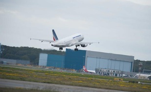 Un Airbus A319 de la compagnie Air France-KLM décolle de l'aéroport de Toulouse-Blagnac, le 16 novembre 2010.