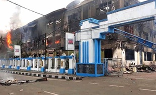 Un bâtiment incendié dans la ville de Sorong, qui a été le théâtre de manifestations contre l'arrestation d'étudiants papous sur l'île de Java.