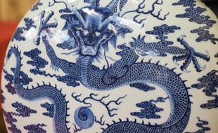 Cette gourde, vendue à Bourges, retourne en Chine.