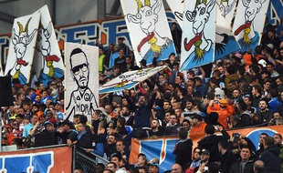 Des chèvres en cartons dans le virage sud du Stade Vélodrome le 10 avril 2016