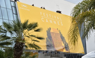Installation de l'affiche officielle de la 69e édition du Festival de Cannes.