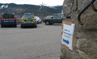 Après le crash d'un avion A320, Une affiche indique la mise à disposition d'un livret de condoléances à l'église de Seyne, le 25 mars 2015.