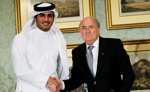 Le président de la Fifa Sepp Blatter avec le cheik qatarien Hamad al-Thani, le 9 novembre 2013.