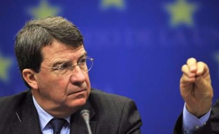 Le ministre de l'Education Xavier Darcos a assuré vendredi, au lendemain d'une grève des enseignants, qu'il allait "entendre" les syndicats du primaire, mais ceux-ci demandent de véritables "négociations", notamment sur les maîtres spécialisés, l'école maternelle et la formation.