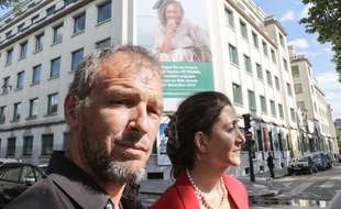 Sébastien Chadaud-Pétronin, le fils de Sophie Pétronin, et l'ex-otage Ingrid Betancourt, devant un portrait de l'humanitaire enlevée, à Paris le 10 juillet 2018.