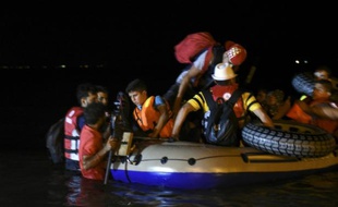 Des migrants quittent en bateau la ville de Bodrum de la côte égéenne en Turquie, pour l'île de Kos en Grèce, le 18 août 2015