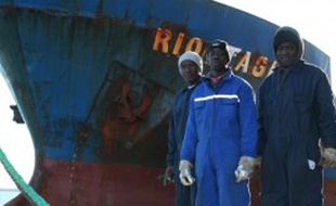Quelques marins du Rio Targus devant le bateau