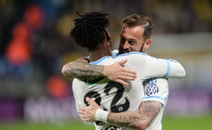 Montbéliard, le 20 avril 2016. - Les attaquants marseillais Michy Batshuayi et Steven Fletcher se congratulent après le succès de l'OM à Sochaux en demi-finale de Coupe de France (0-1). La finale se dispute le 21 mai contre le PSG.