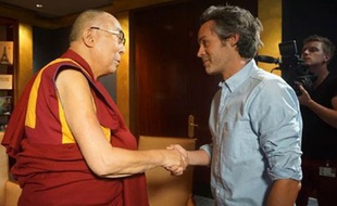 Le dalaï lama et Yann Barthès, à Paris, le 13 septembre 2016.