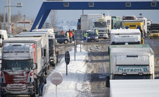 Des camions sur l'autoroute Strasbourg - Paris, le 17 décembre 2010, sous la neige.