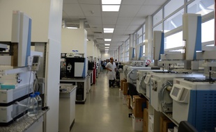 Photo du laboratoire anti-dopage de Rio, qui servira pour les JO 2016.
