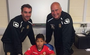 Le fils de Djibril Cissé signe son contrat à Crewe Alexandra le 12 mai 2014.
